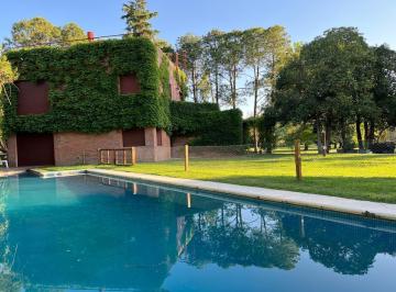 Casa · 150m² · 4 Ambientes · 2 Cocheras · Casa en Alquiler Anual con Vista Al Golf en Mayling C. C.