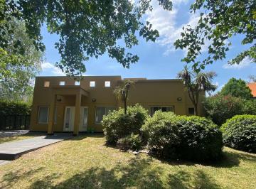 Casa · 120m² · 4 Ambientes · Casa en Alquiler 4 Amb con Pileta Amoblada en Canning