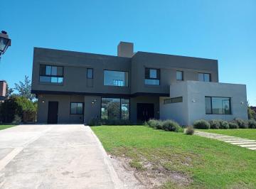 Casa · 260m² · 5 Ambientes · 4 Cocheras · Casa en San Rafael