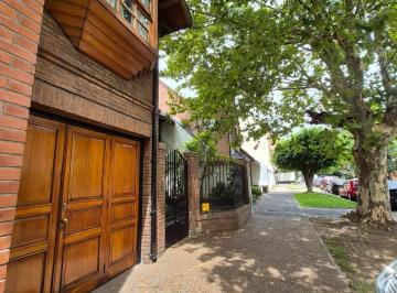 Casa de 6 ambientes, Lomas de Zamora · Chalet Zona Residencial con Garaje Pasante Tres Autos, Pileta, Jardin, Permuta