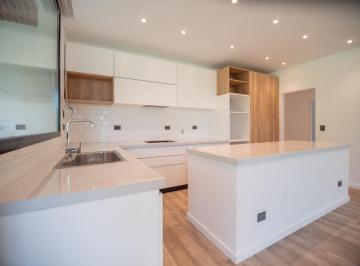 Casa · 240m² · 5 Ambientes · 2 Cocheras · Casa a Estrenar en Venta 4 Dorm. - Miralagos 1 Lote 68