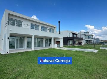 Casa · 210m² · 6 Ambientes · Casa en Venta - 4 Dorm. y Pileta. Barrio Riberas