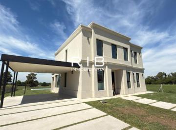 Casa de 4 ambientes, Pilar · Impecable Propiedad Moderna con Vista Al Golf