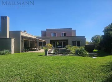 Casa · 395m² · 8 Ambientes · 2 Cocheras · Casa en Pilara