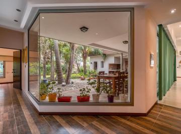 Casa · 253m² · 5 Ambientes · 2 Cocheras · Casa en Venta. 3 Dorm.. Miraflores