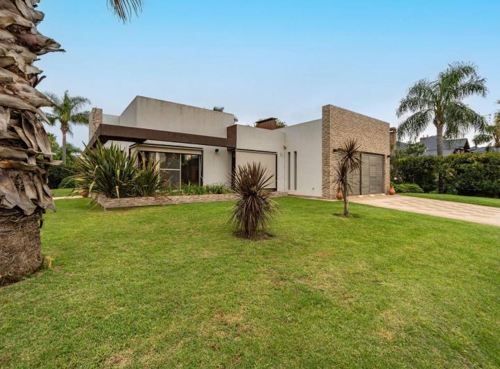 Casa · 253m² · 5 Ambientes · 2 Cocheras