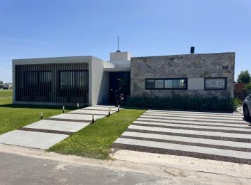 Casa · 177m² · 5 Ambientes · 2 Cocheras · Casa en Venta en El Barrio Lagos de Canning