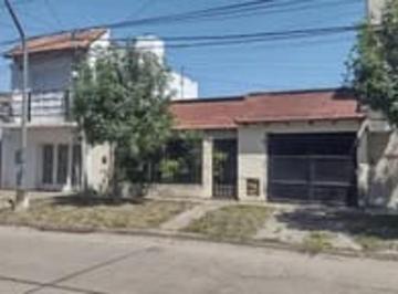 Casa · 115m² · 3 Ambientes · 1 Cochera · Rivadavia 7755 - Venta Casa 1 Dormitorio