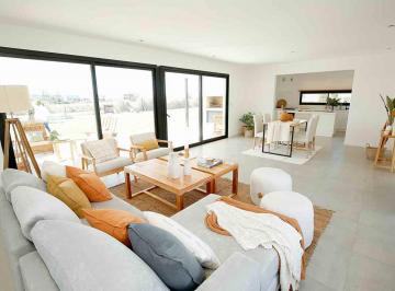 Casa · 171m² · 5 Ambientes · 1 Cochera · Casa de Cuatro Dorm. y Pileta, Magallanes