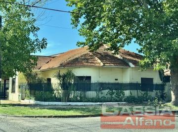 Casa · 140m² · 4 Ambientes · 3 Cocheras · Casa Lote Propio 3 Dorm., Garage y Parque, Jardin Al Fte. 266 m²
