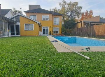 Casa · 210m² · 4 Ambientes · 5 Cocheras · Casa Haras Maria Elena Moreno