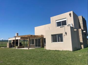 Casa · 180m² · 5 Ambientes · 2 Cocheras · Alquiler Casa Colinas de Carrasco