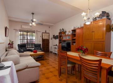 Casa · 88m² · 3 Ambientes · 1 Cochera · Venta Casa Duplex de 3 Ambientes con Patio Cochera Floresta