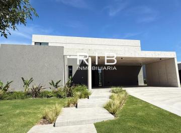 Casa · 289m² · 4 Ambientes · 2 Cocheras · Impecable Propiedad Moderna Sobre El Golf en Barrio La Calesa
