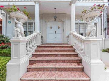 Casa · 301m² · 11 Ambientes · 2 Cocheras · Exclusiva Casa en Barrio River Elegancia y Diseño