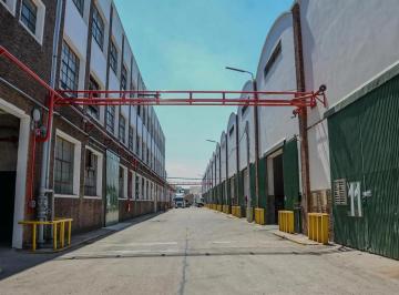 Bodega-Galpón · 700m² · Naves Industriales en Alquiler en Bernal.