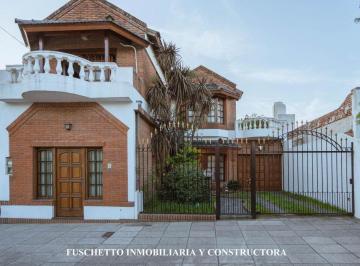 Casa · 203m² · 6 Ambientes · 2 Cocheras · Chalet 6 Amb a La Venta en Tapiales de Categoría