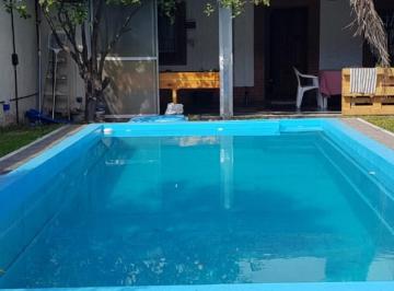 Casa · 360m² · 5 Ambientes · 2 Cocheras · Venta o Alquiler de Casa de Categoria con Piscina y 5 Ambientes en Villa Luzuriaga