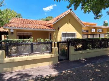 Casa · 110m² · 4 Ambientes · 1 Cochera · Hermosa Casa en Venta, Jardín con Piscina, Ambientes Amplios, Fisherton