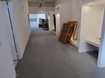 Local comercial · 223m² · Deposito con Oficina