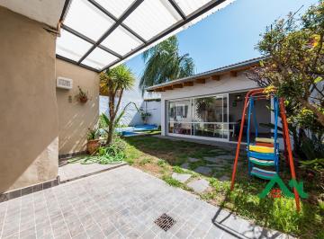 Casa · 140m² · 7 Ambientes · 2 Cocheras · Casa en Venta de 3 Dorm. en Urca. Apto Crédito.