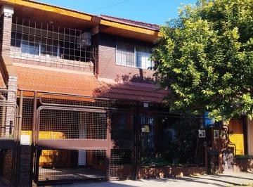 Casa · 165m² · 4 Ambientes · 2 Cocheras · Casa con Jardín y Pileta - 3 Dorm. + 2 Cocheras