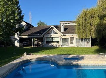 Casa · 220m² · 4 Ambientes · 4 Cocheras · Casa en Venta en Campos de Alvarez