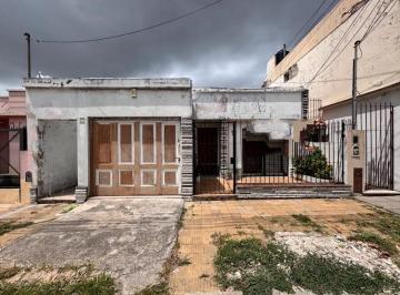 Casa de 4 ambientes, Quilmes · Casa 4 Ambientes con Patio, Cochera y Jardin en Venta