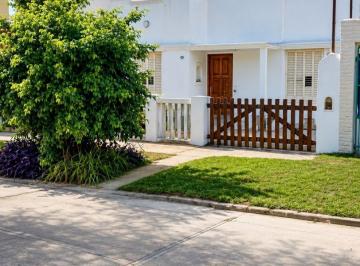 KNK-KNK-4786_2 · Oportunidad Casa 3 Amb C Fondo a Reciclar Haedo
