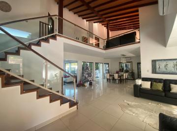 Casa · 429m² · 3 Ambientes · 3 Cocheras · Casa en Venta en Mburucuya