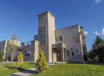 Casa · 231m² · 5 Ambientes · 1 Cochera · Venta de Casa en Barrio Cruz del Sur Cdor Canning San Vicente