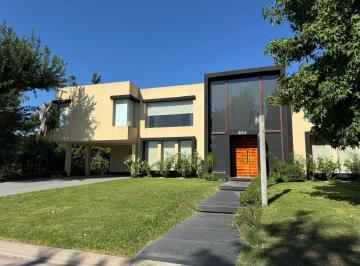 Casa · 320m² · 6 Ambientes · 4 Cocheras · Casa en Alquiler Haras Santa Maria