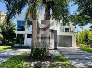 Casa · 240m² · 4 Ambientes · 1 Cochera · Hermosa Casa de 4 Amb con Piscina en Altos del Sol