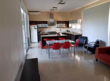 Casa · 178m² · 5 Ambientes · 2 Cocheras · Casa en Alquiler - 3 Dorm. 3 Baños - Cochera - 836 m² - La Plata