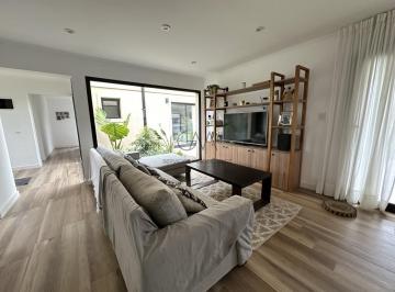 Casa · 160m² · 4 Ambientes · Casa en Alquiler B° Arenas Chico