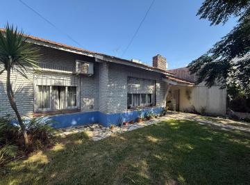 Casa · 130m² · 4 Ambientes · 1 Cochera · Chalet de 4 Ambientes en Venta en Burzaco