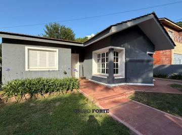 Casa · 160m² · 4 Ambientes · 1 Cochera · Casa en Venta con Pileta en Villa Carlos Paz