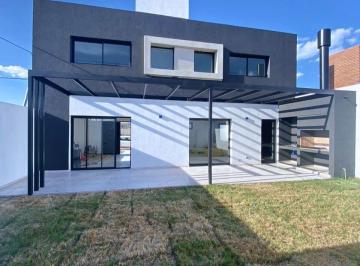 Casa de 5 ambientes, Córdoba · Excelente Casa | Colinas de Manantiales | 2 Dorm | Patio | Garage