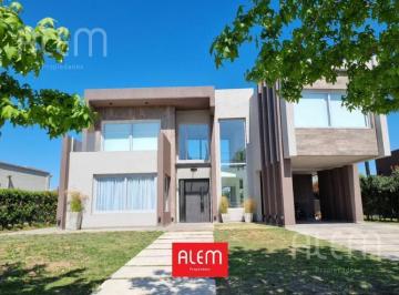 Casa · 258m² · 5 Ambientes · 2 Cocheras · Casa de 3 Dorm. en Venta, Los Naranjos, Canning