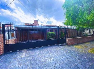 Casa de 6 ambientes, Córdoba · Apto Crédito - Casa | 4 Dorm | Urca | Garage | Patio