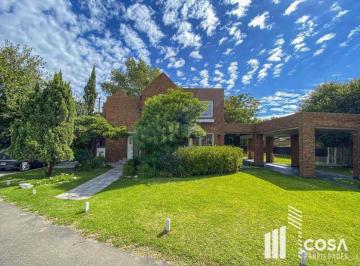 Casa · 378m² · 6 Ambientes · 3 Cocheras · Casa en Venta 4 Dorm. con Amplio Jardín y Piscina Green Village Fisherton Rosario