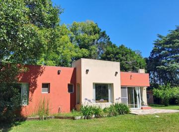 Casa · 171m² · 5 Ambientes · 1 Cochera · Ldo. Venta. Casa 5 Amb Pileta Lote de 2050 m². Apto Crédito. Parque Exaltación