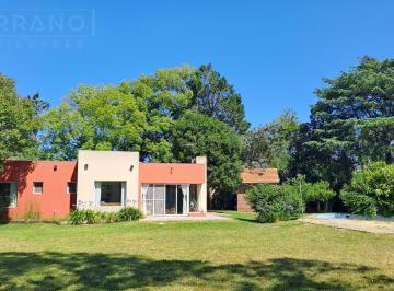 Casa · 171m² · 5 Ambientes · 1 Cochera · Ldo. Venta. Casa 5 Amb Pileta Lote de 2050 m². Apto Crédito. Parque Exaltación