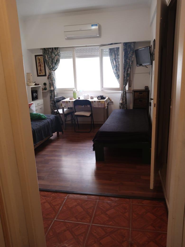 Ambiente comodo, cocina separada, placard empotrado, baño completo.