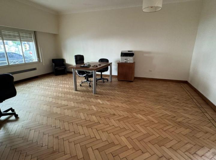 Casa · 220m² · 4 Ambientes · 2 Cocheras