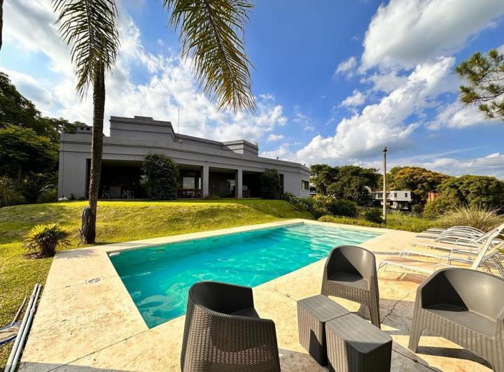 Casa · 549m² · 8 Ambientes · 2 Cocheras