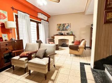 Casa · 208m² · 7 Ambientes · 3 Cocheras · Amplia Casa de 5 Dorm. con Galería y Pileta, Av Roca Al 1000, Barrio Sur