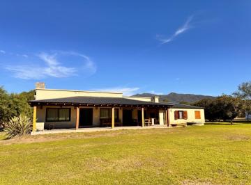 Casa · 277m² · 7 Ambientes · 2 Cocheras · Importante Casa en Club de Campo Las Cortaderas en Venta Sobre Ruta 341, Tapia