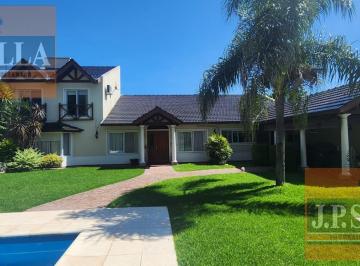 Casa · 220m² · 4 Ambientes · 1 Cochera · Casa 4 Ambientes C/ Garaje y Pileta 220 m² Cub. en Lote 931 m² - Barrio Juan Grande - Laferrere