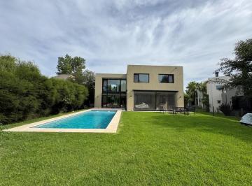 Casa · 291m² · 5 Ambientes · 3 Cocheras · Casa en Venta en Cube, Escobar, G. B. a. Zona Norte